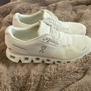 Women On Cloud 5 All White Size 8